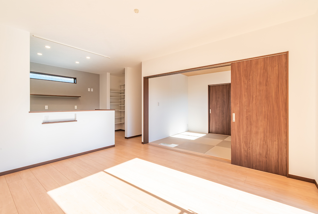 ダイニングとキッチンが繋がる開放的な空間